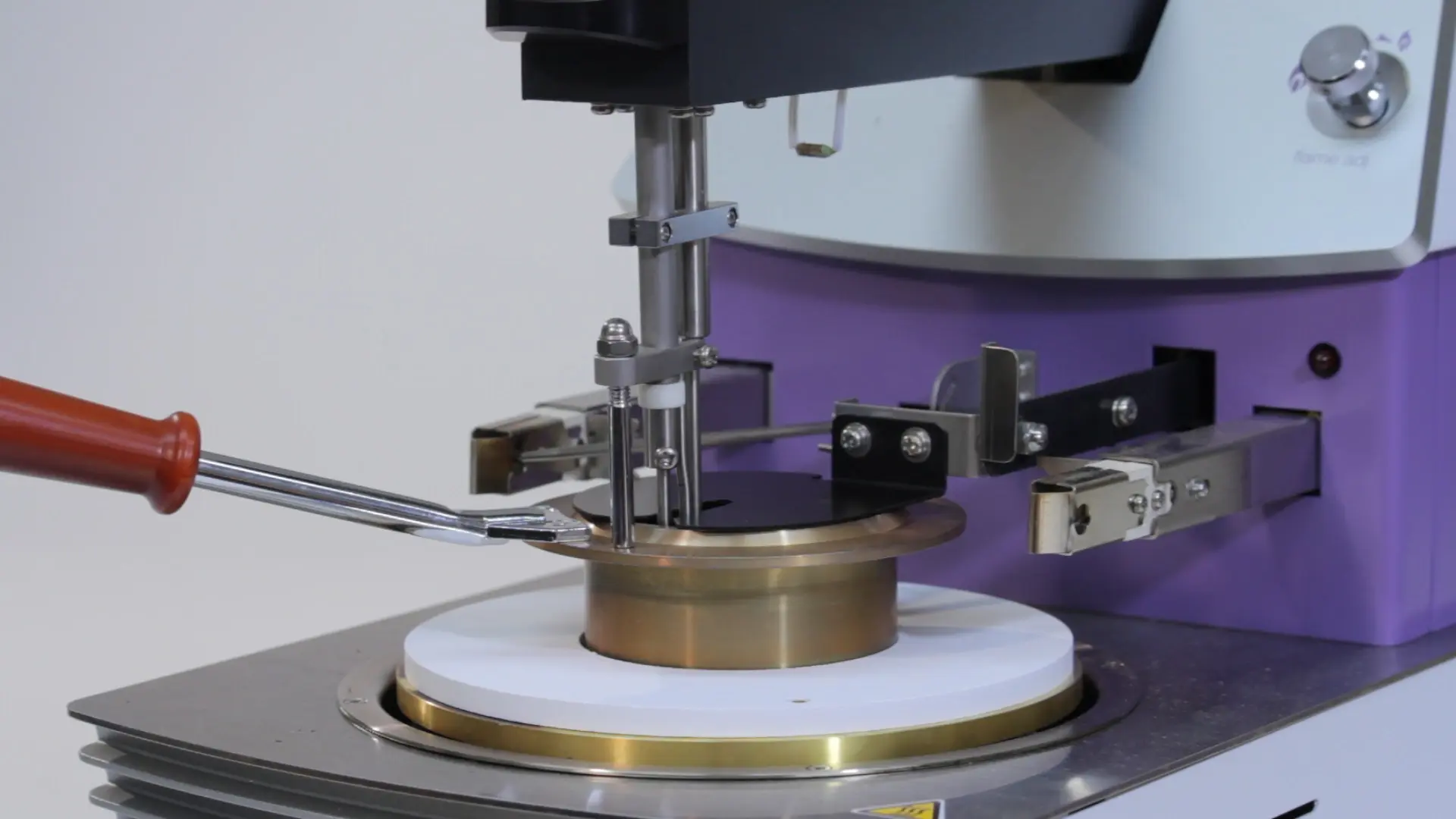 APM-100, Tanaka, температура вспышки, автоматический анализатор, определение температуры вспышки, ASTM D93, ISO 2719, сенсорный дисплей, система подавления пламени, предварительный нагрев, совместимость с APM-8